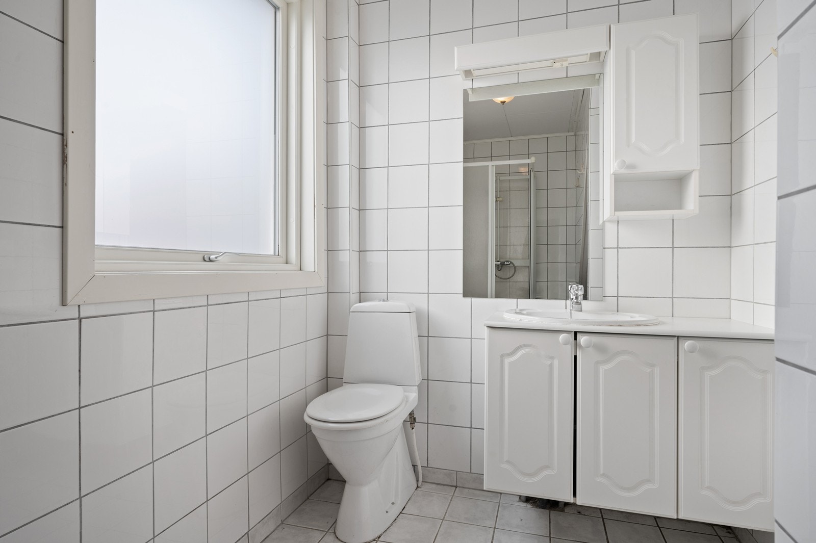 Bad i første etasje har dusjkabinett, servant med underskap samt toalett. Her er det også opplegg for vaskemaskin Galleribilde