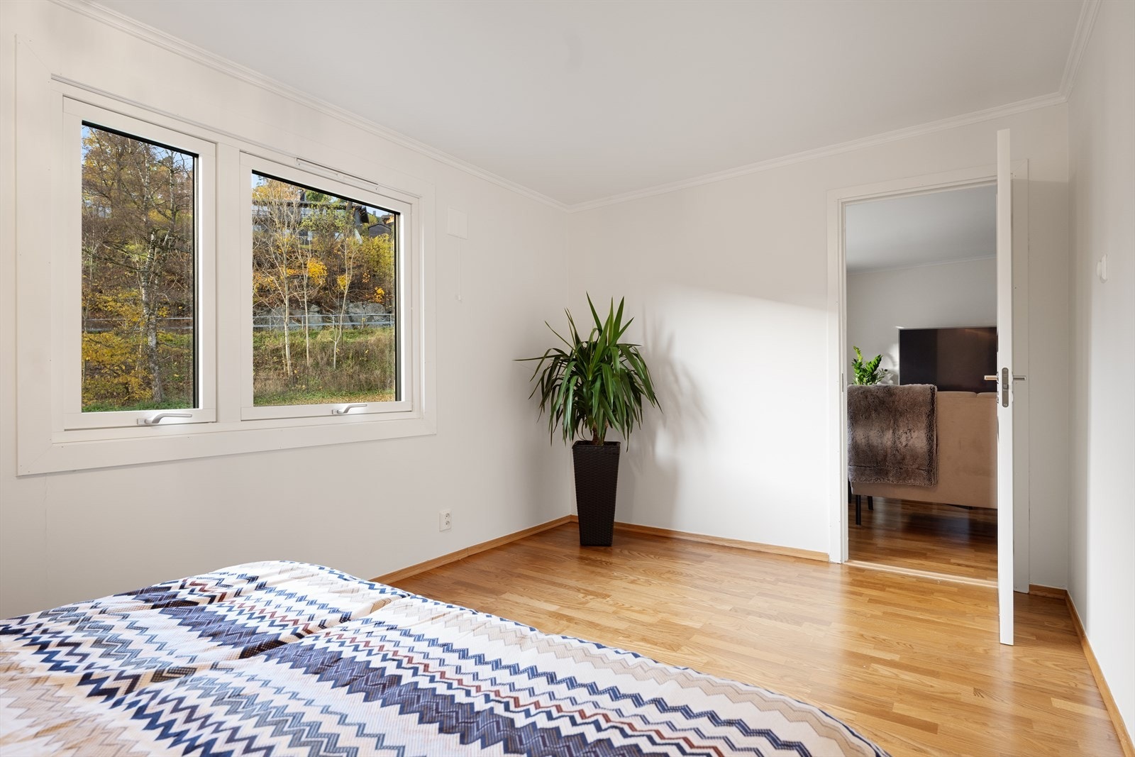 Gode muligheter for garderobeløsninger på hovedsoverom Galleribilde