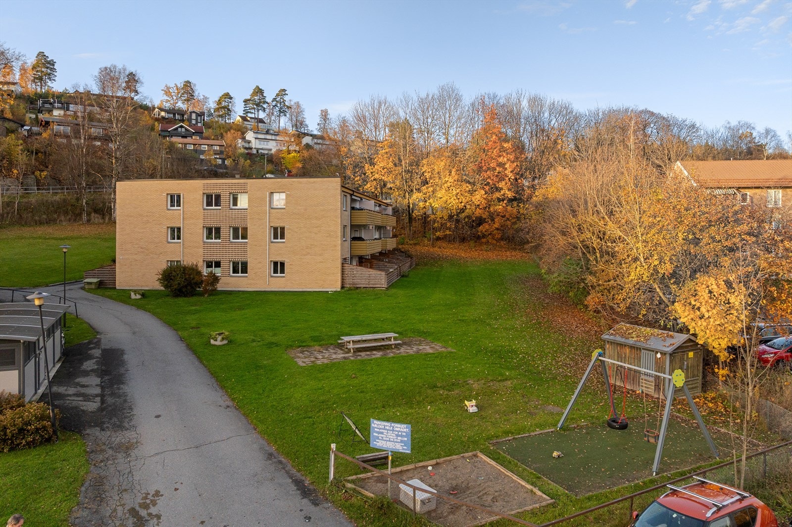 Hyggelig lekeplass rett på utsiden Galleribilde