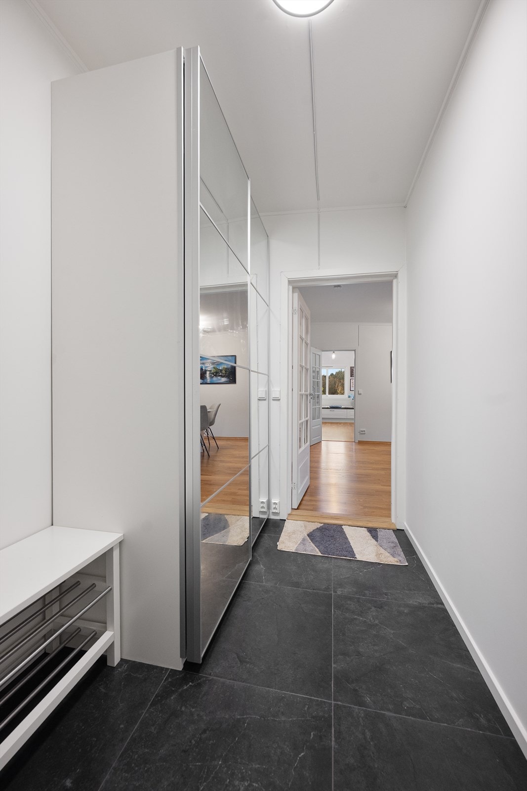 Entré med stor skyvedørsgarderobe Galleribilde