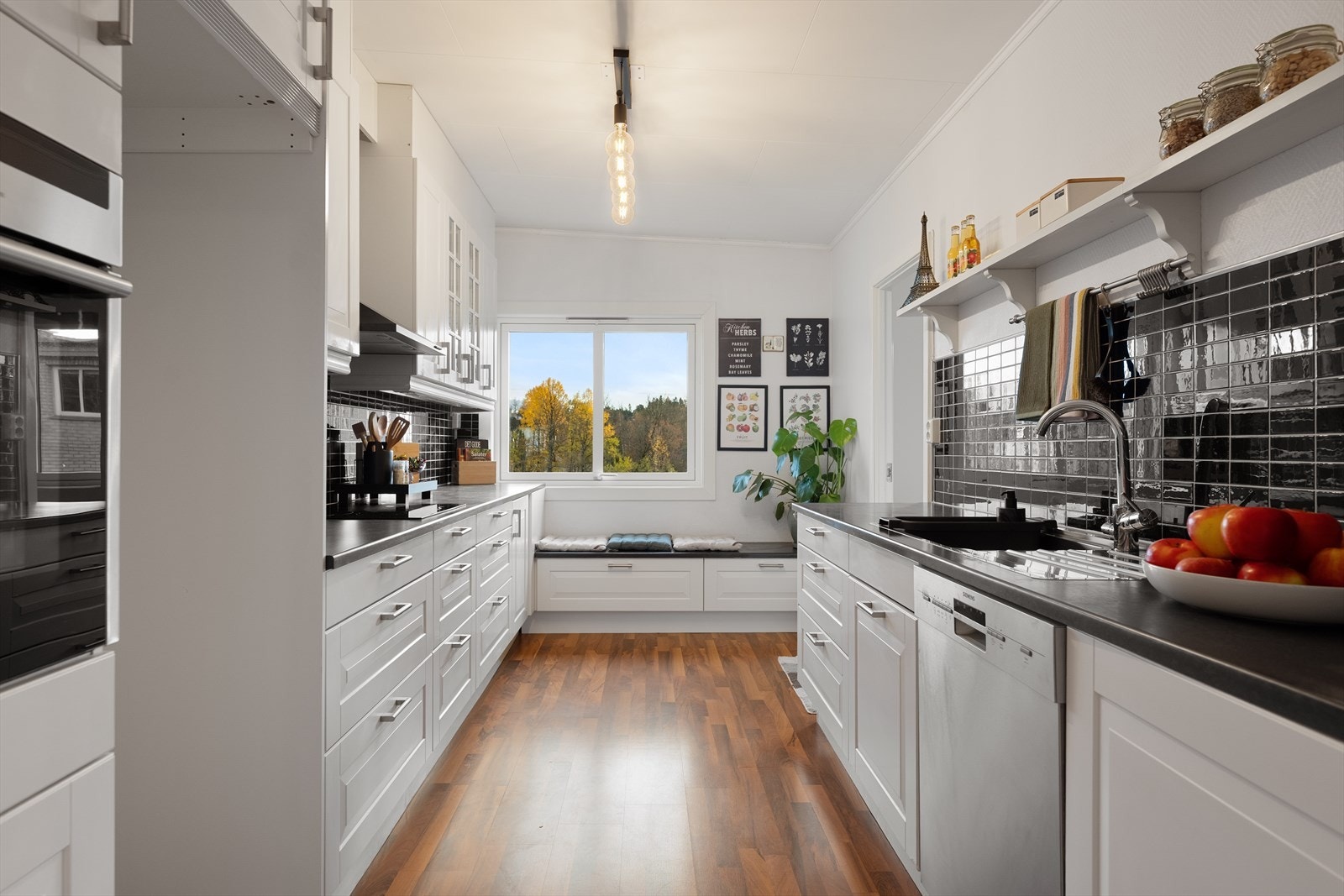 Stort kjøkken med stekeovn i høyskap Galleribilde