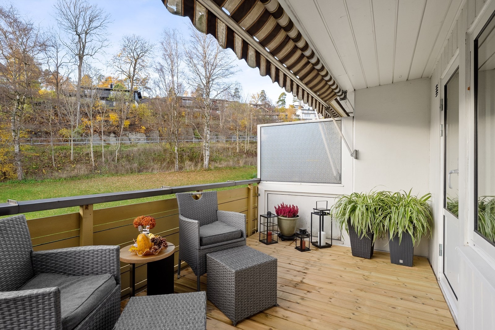 Meget gode solforhold og manuell terrassemarkise Galleribilde