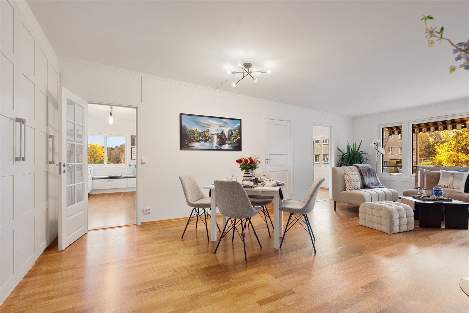 Velkommen til lys, romslig stue/spisestue Galleribilde