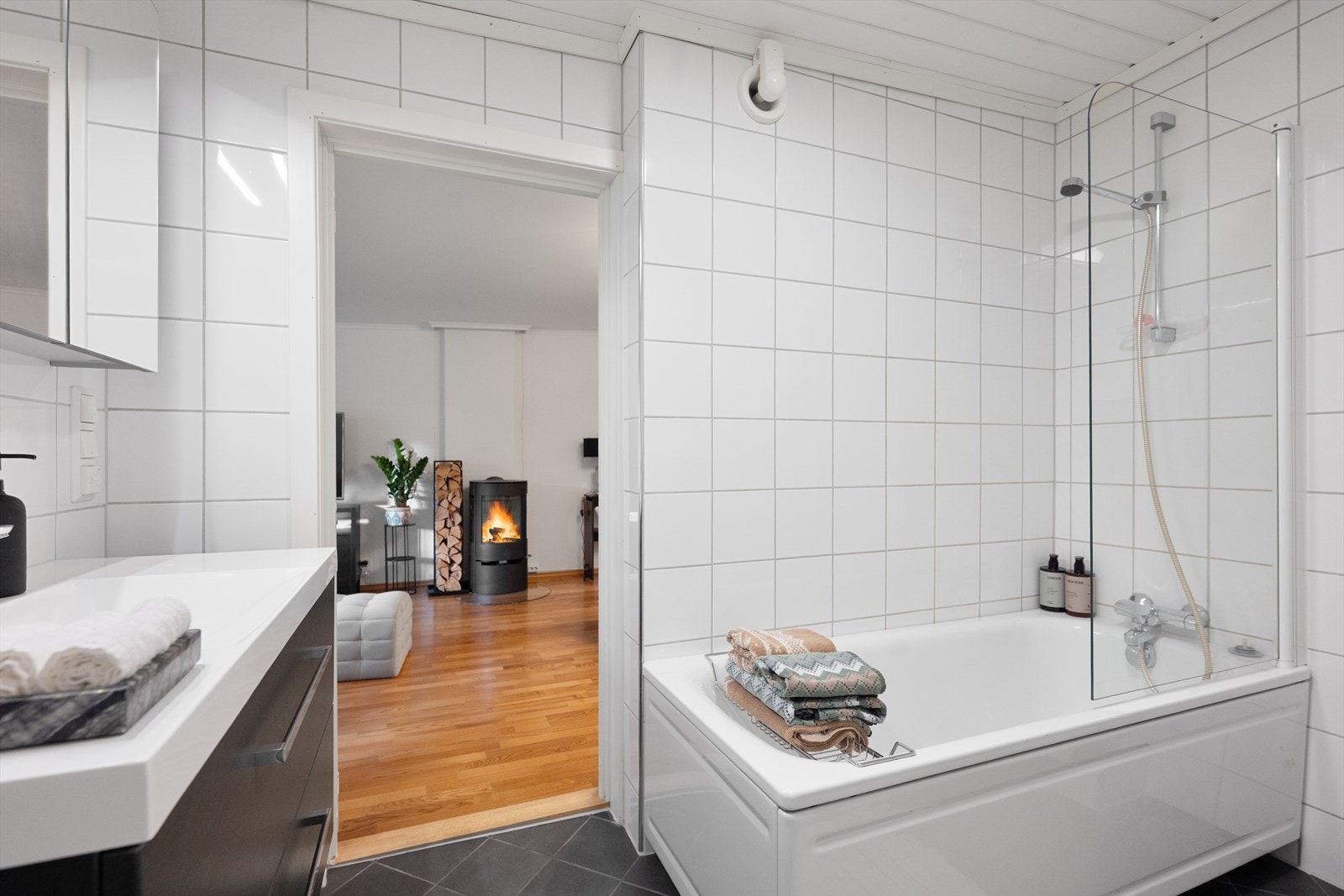 Badet har god plass til badekar Galleribilde