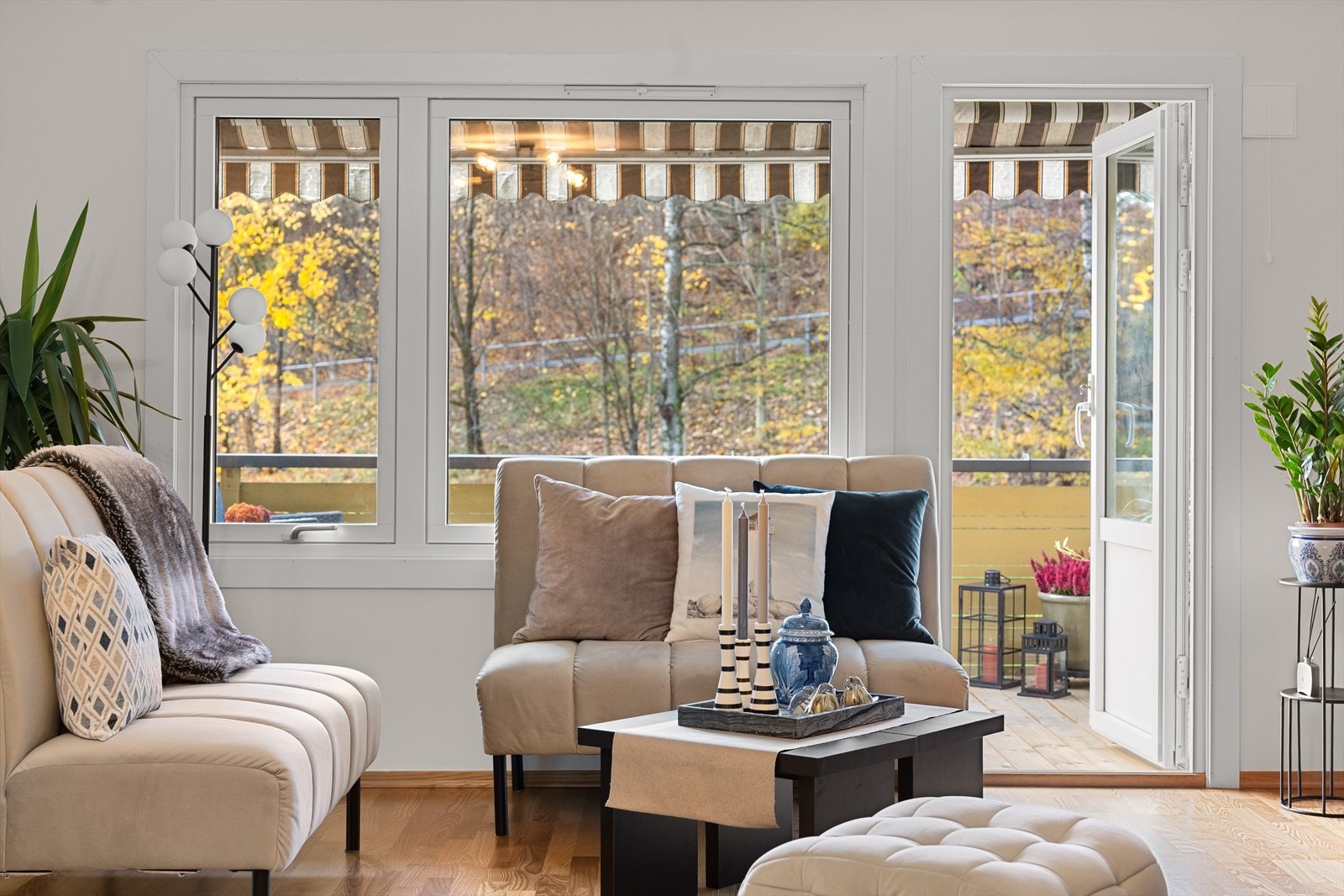 Utgang til balkong fra stuen Galleribilde