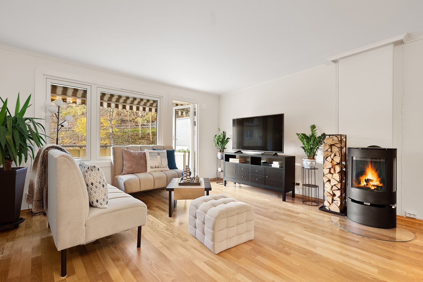 Hyggelig stue med flott peis Galleribilde