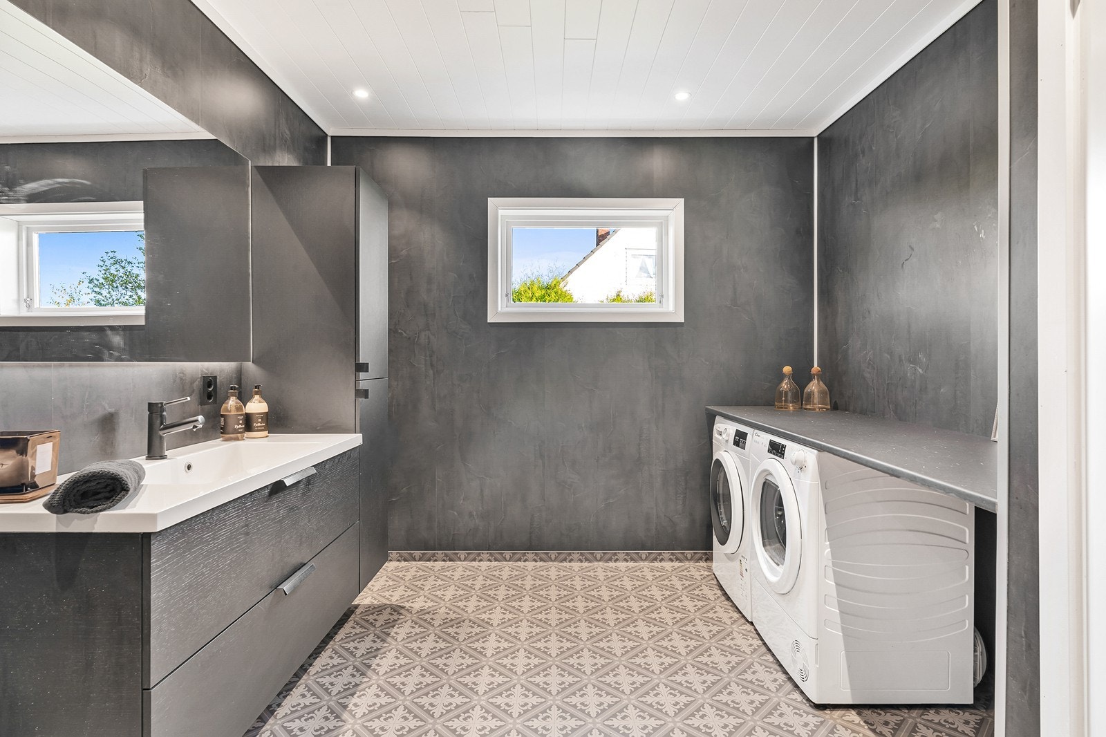 Det er også plass til vaskemaskin og tørketrommel under benkeplate. Galleribilde