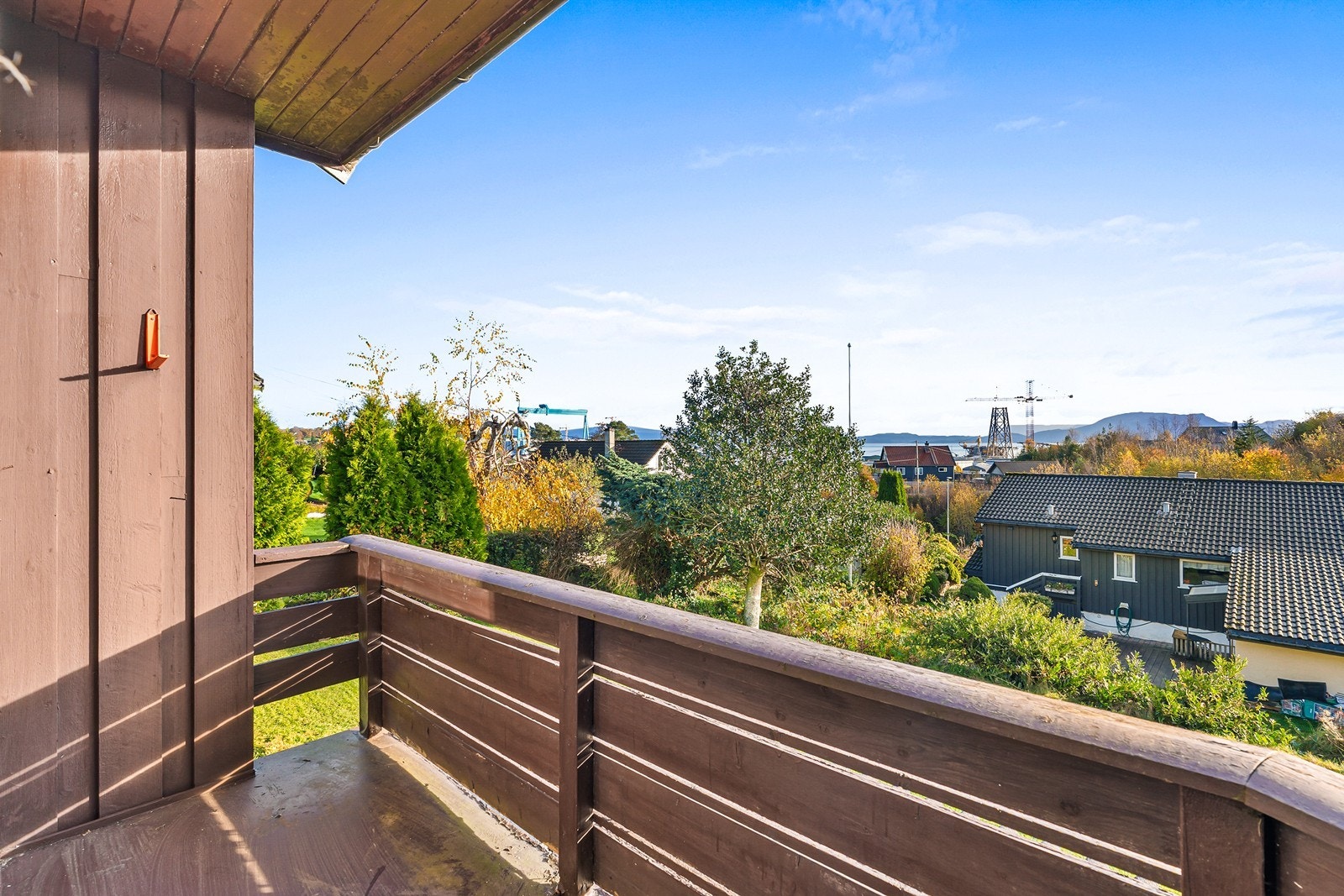 Balkong med plass til liten sittegruppe. Galleribilde