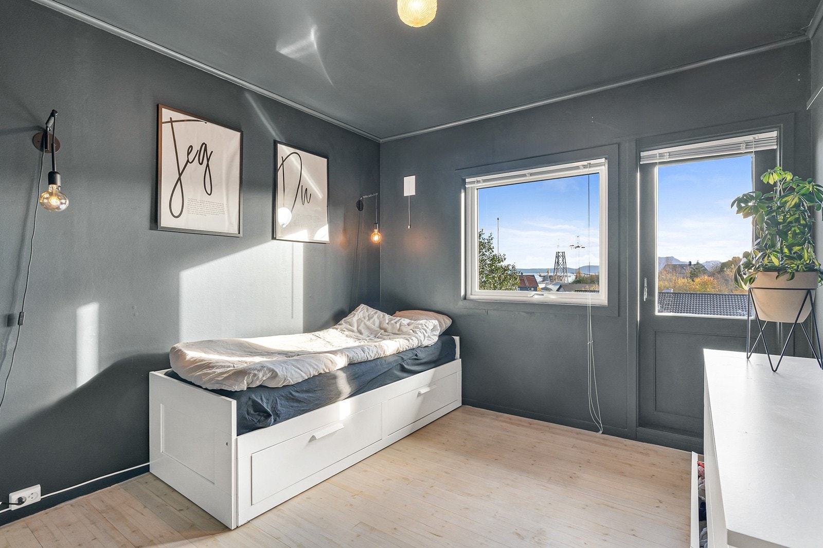 Soverommet i hovedetasjen er romslig og har utgang til balkong. Galleribilde