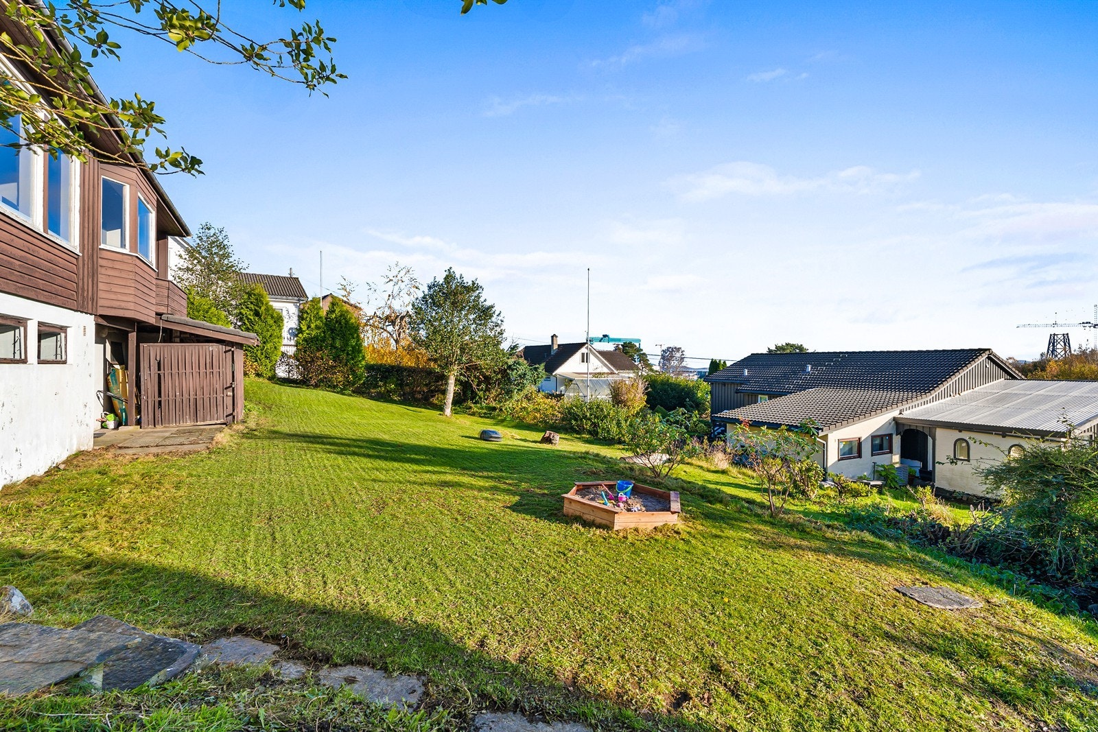 Hagen er romslig og barnevennlig, med plass til lek og aktivitet. Galleribilde