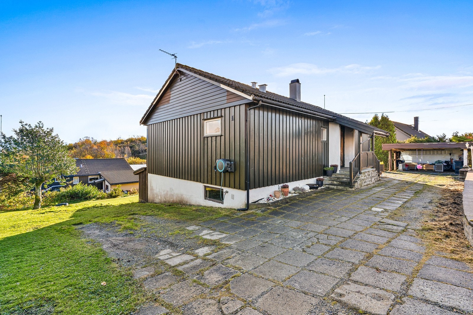 Det er parkering både i carport og på egen tomt. Galleribilde