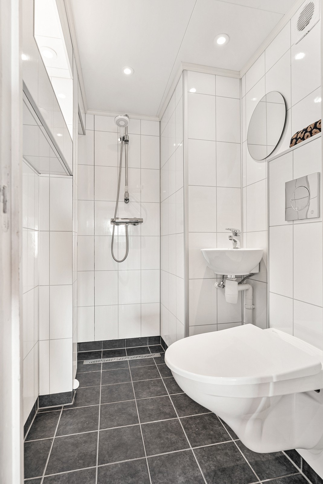 Badet i underetasjen ble modernisert rundt 2012 og fremstår som lyst og praktisk, innredet med vegghengt toalett, servant og dusjhjørne. Galleribilde