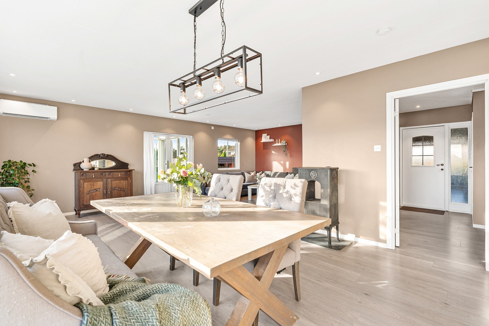 Det er vedovn og varmepumpe i stue for effektiv oppvarming. Galleribilde