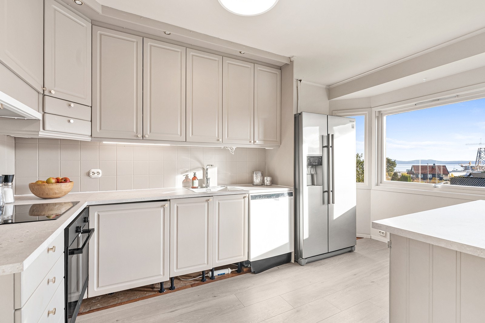 Kjøkkenet ligger i eget rom like ved stuen og fremstår som lyst, trivelig og funksjonelt. Rommet ble modernisert i 2024 med ny benkeplate, platetopp, stekeovn og avtrekksvifte. Det gjenstår enkelte arbeider. Galleribilde