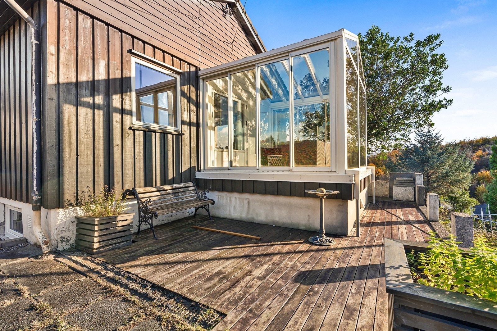 Den innglassede balkongen er et herlig sted å nyte morgenkaffen eller avslutte dagen - skjermet for vær og vind, men med god utsikt og fine lysforhold. Galleribilde