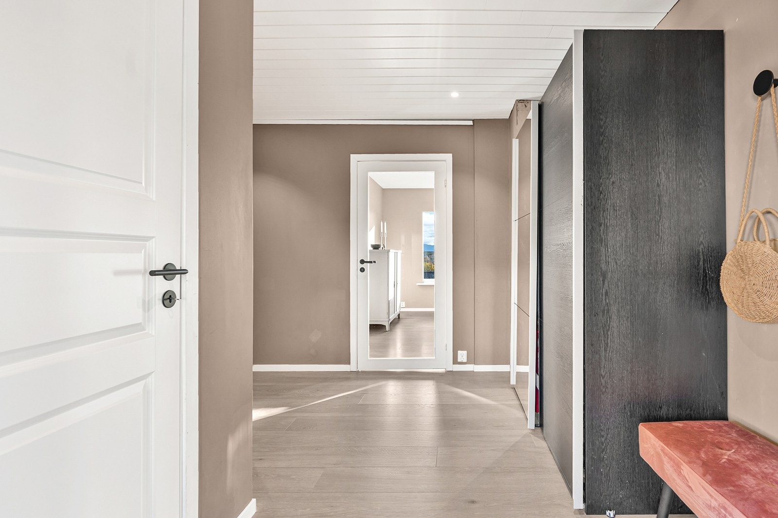 Velkommen inn i en innbydende og romslig entré med god plass til yttertøy og sko. Galleribilde