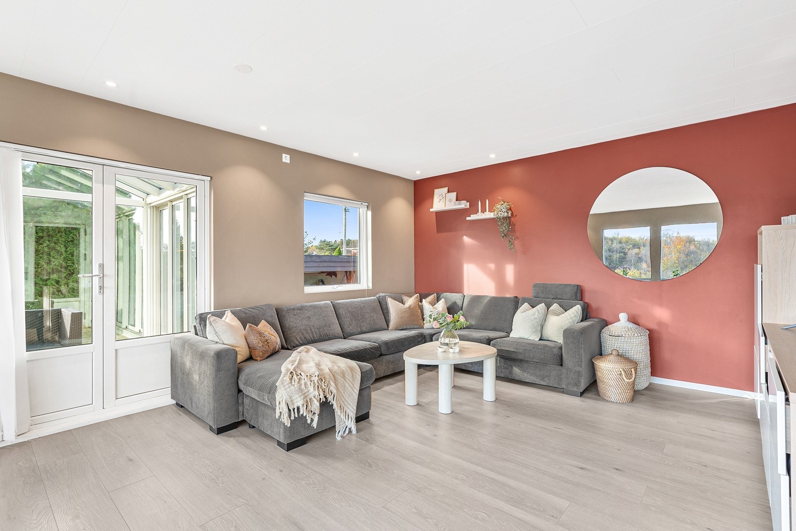 Fra stuen er det utgang til en fin, innglasset balkong - et trivelig sted å nyte både morgenkaffen og sene sommerkvelder. Galleribilde