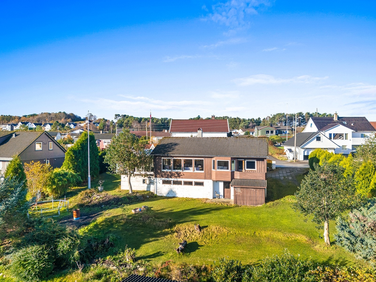 Den pent opparbeidede tomten byr på plen, beplantning og gode utearealer, Galleribilde