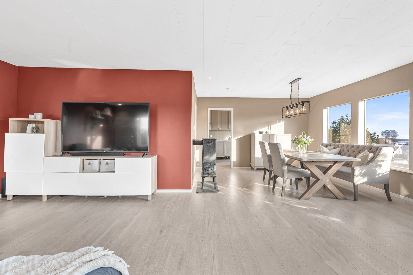 I stuen er det rikelig med plass til sofagruppe, langbord og tv-møblement, og stuen kan enkelt møbleres i ulike soner. Galleribilde