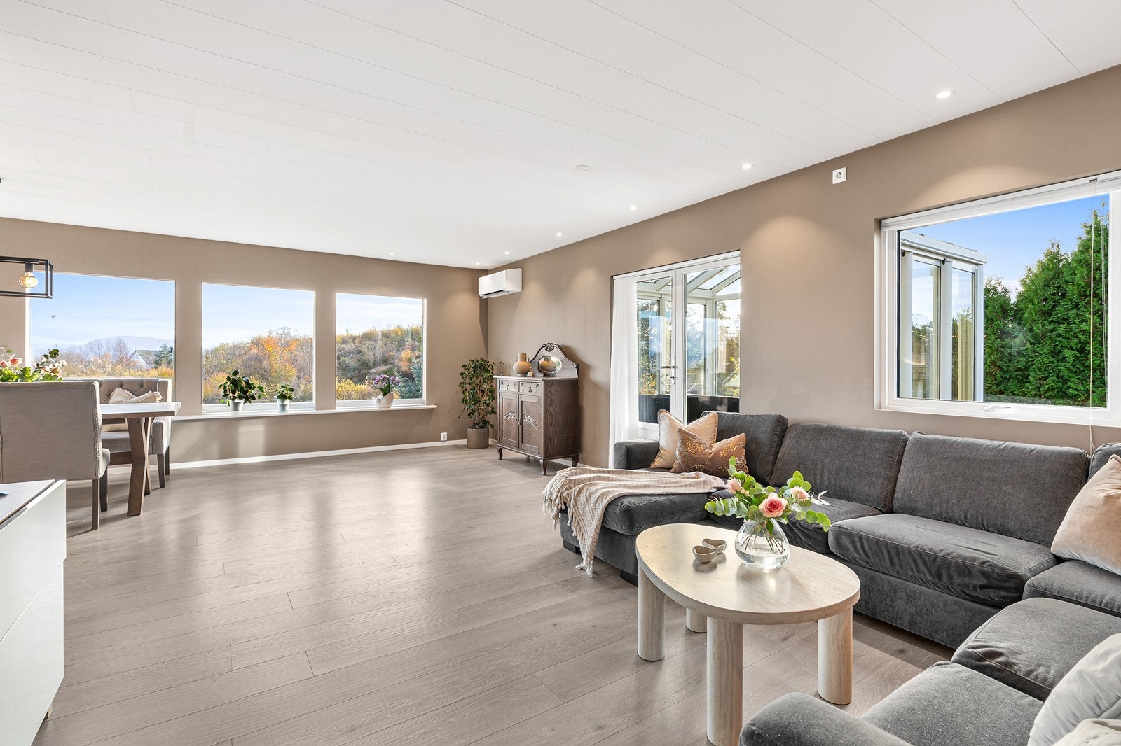 Stuen er romslig med store vinduer i flere retninger, som slipper inn rikelig med naturlig lys og som gir god utsikt. Galleribilde