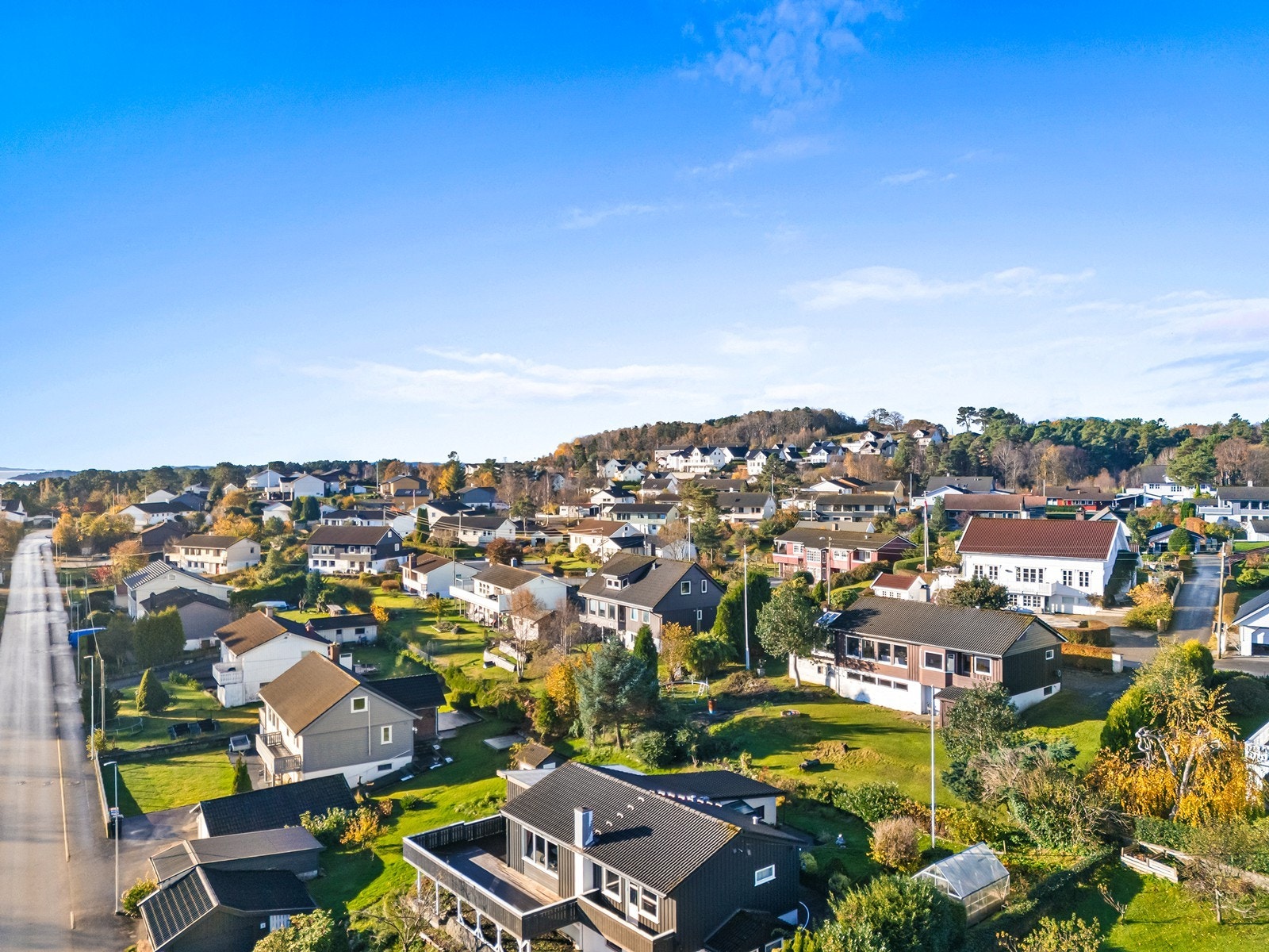 Her bor man i rolige og trygge omgivelser, samtidig som det er kort vei til både Heiane næringsområde og Leirvik sentrum med et bredt utvalg av servicetilbud. Galleribilde