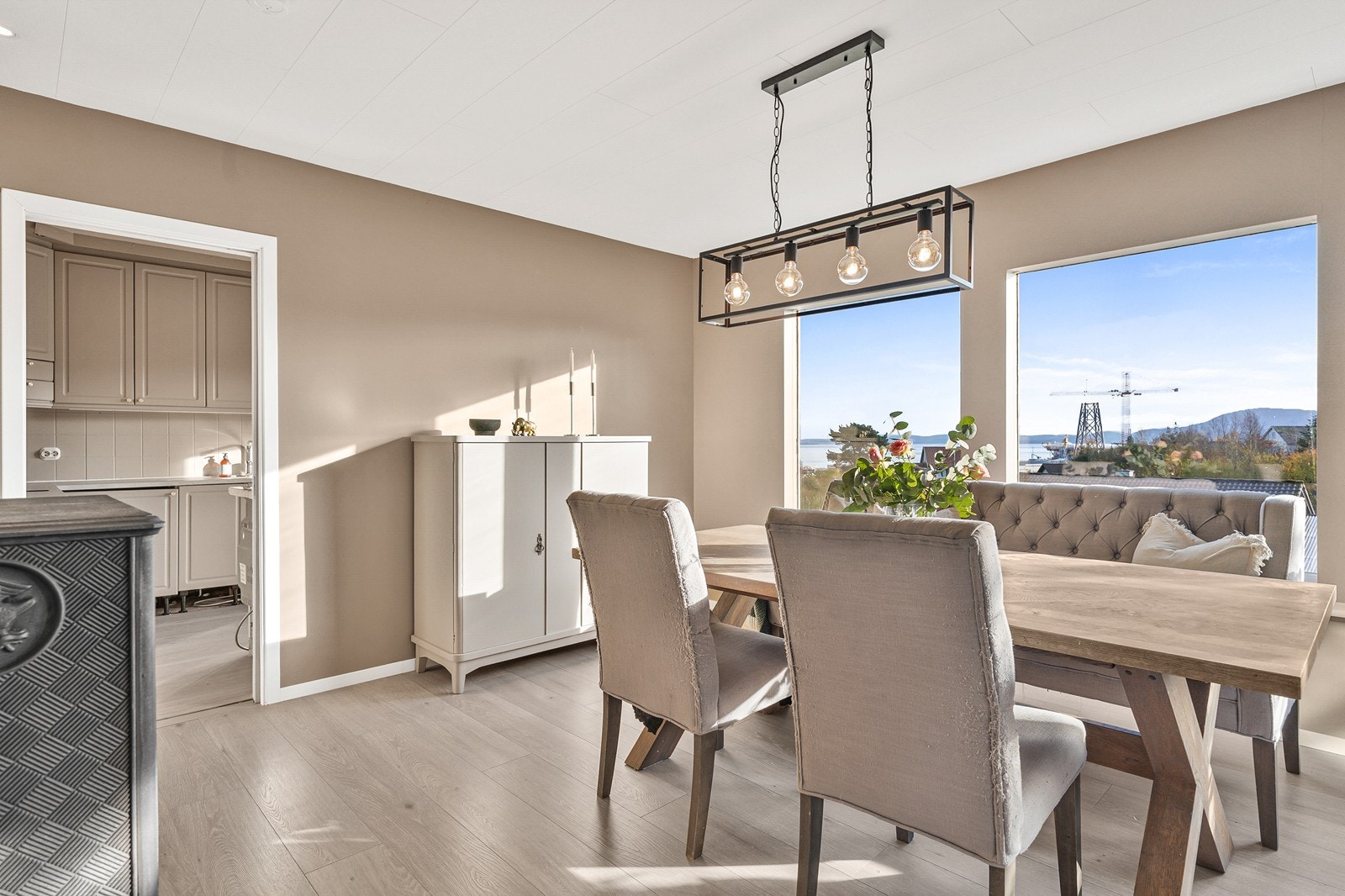 God plass til spisebord like ved kjøkkenet Galleribilde