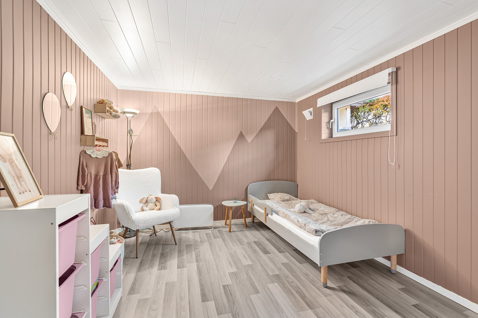 I underetasjen finnes to rom som benyttes som soverom (ikke godkjent til varig opphold). Galleribilde