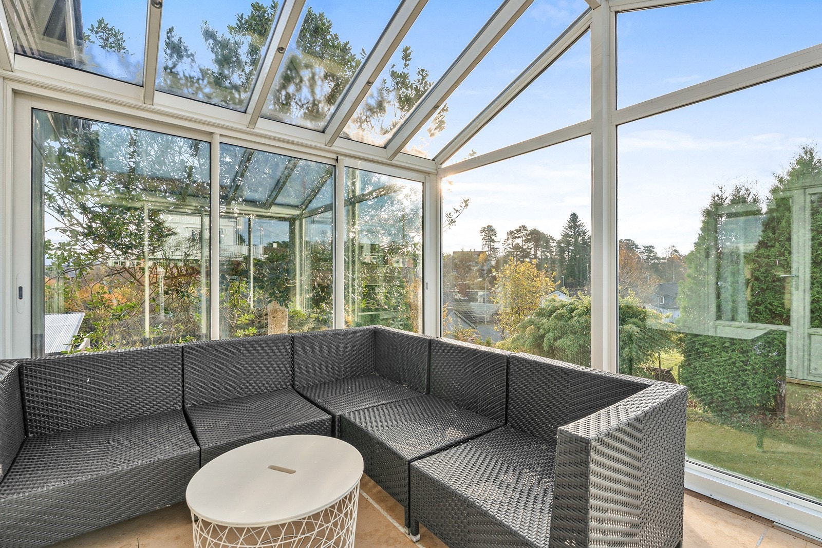 Den innglassede balkongen fungerer fint som en forlengelse av stuen. Galleribilde