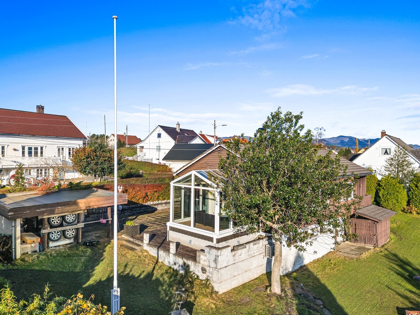 Det er parkering både i carport og på egen tomt. Galleribilde