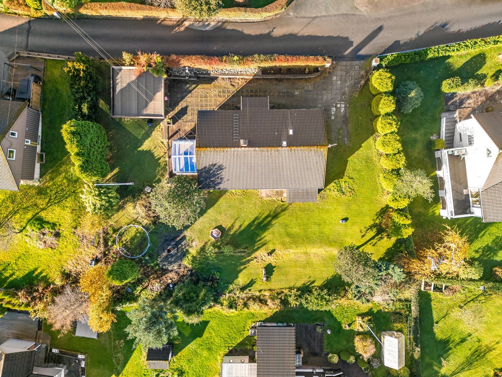 Tomten er på 1015 m² og er pent opparbeidet med plen, diverse beplantning og gode uteområder. Galleribilde