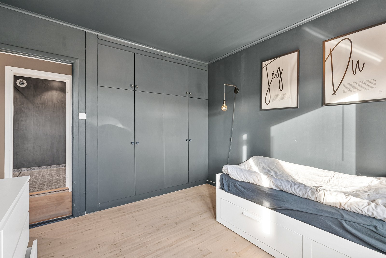 De plassbygde skapene gir gode oppbevaringsmuligheter. Galleribilde