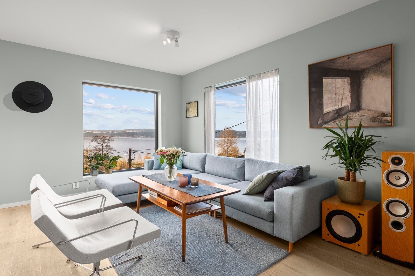 Stuen har store vindusflater som bidrar til rikelig med naturlig lysinnslipp. Galleribilde