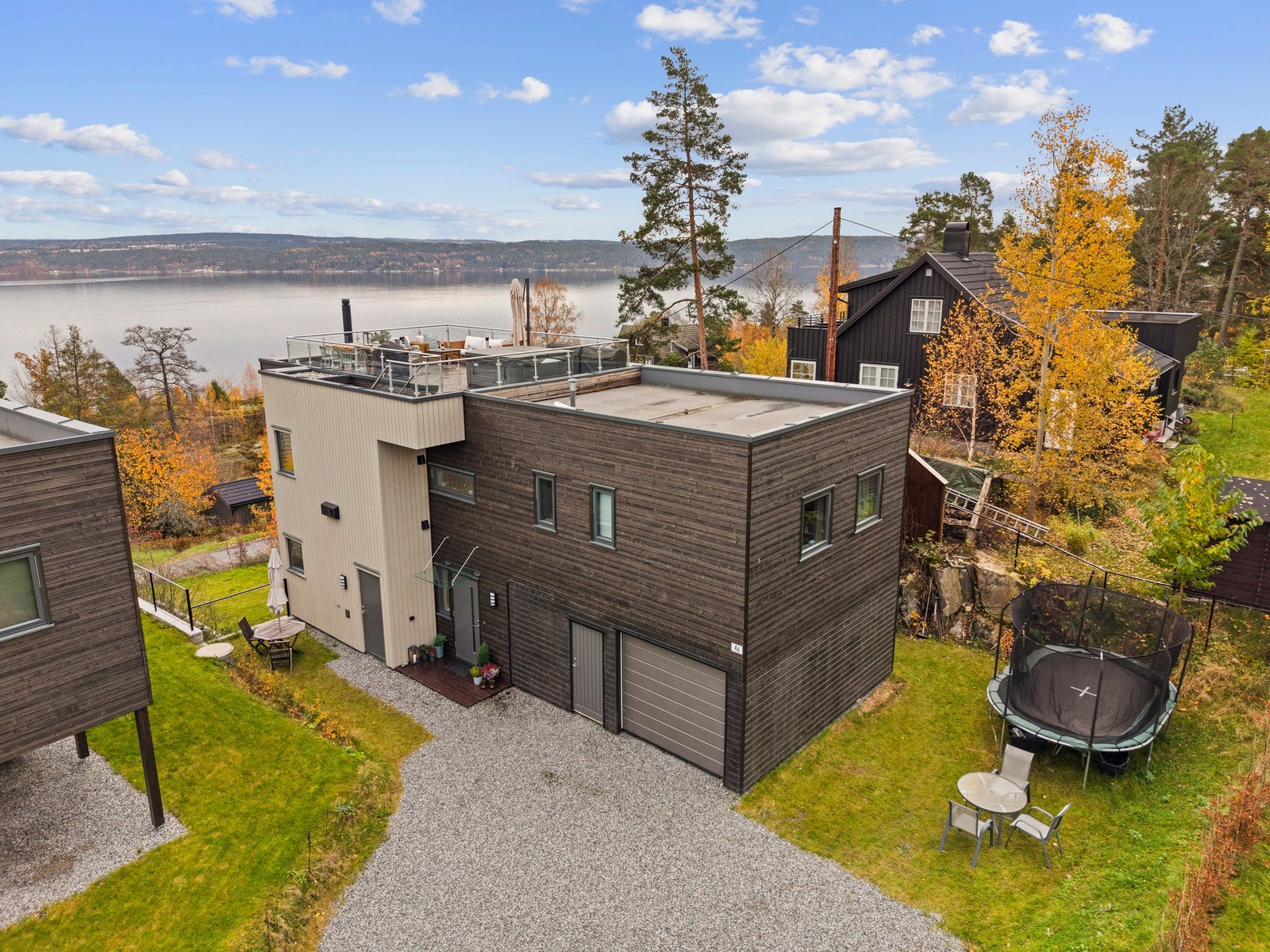 Eiendommen ligger skjermet og usjenert til i blindvei, og fordeler seg over tre plan. Galleribilde