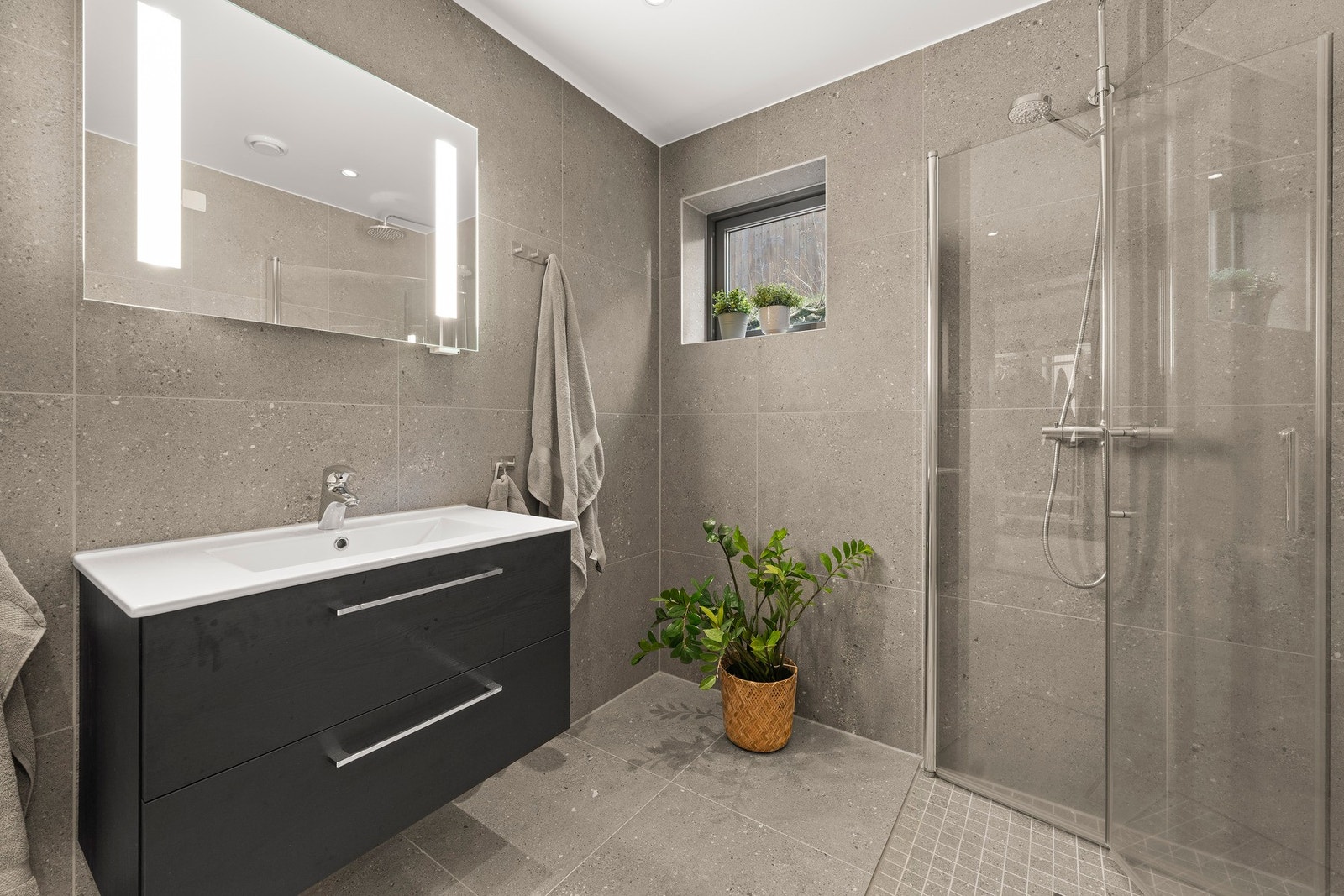 Delikat flislagt baderom fra 2023 med varme i gulv. Galleribilde