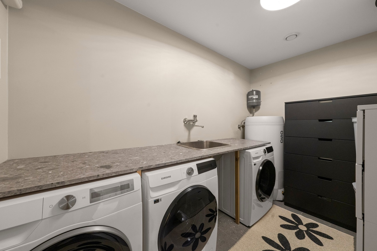 Separat vaskerom i tillegg til boligends tre gode bad. Galleribilde