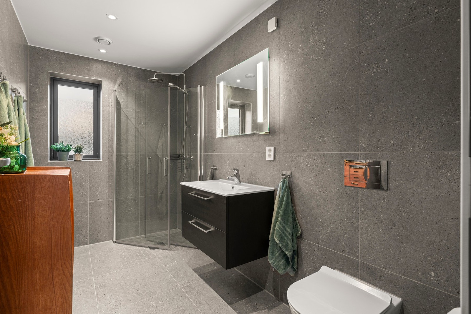 Dette badet ligger i tilknytning til de to soverommene i 2. etg. Galleribilde