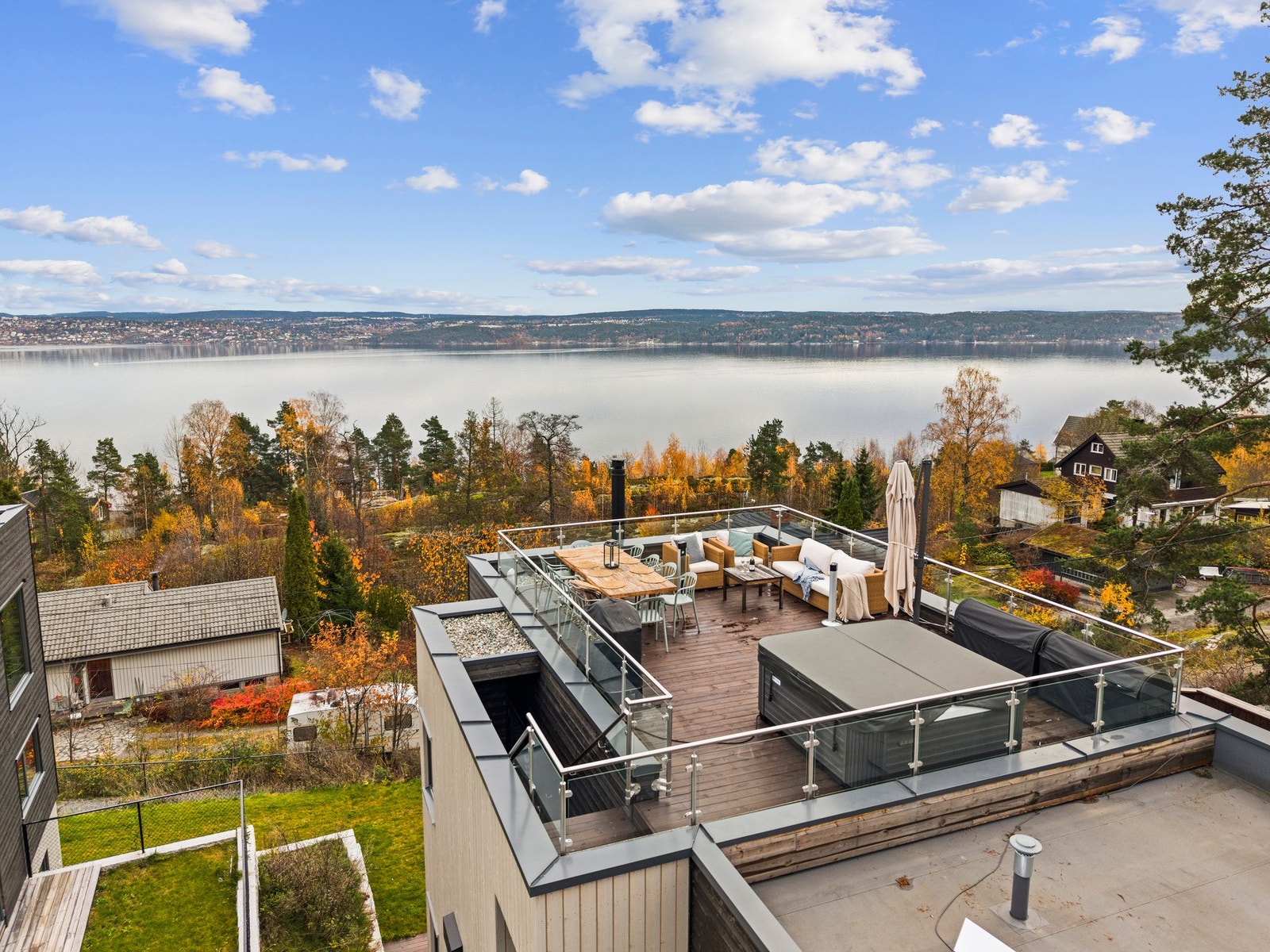 Nydelig utsikt mot fjorden. Galleribilde