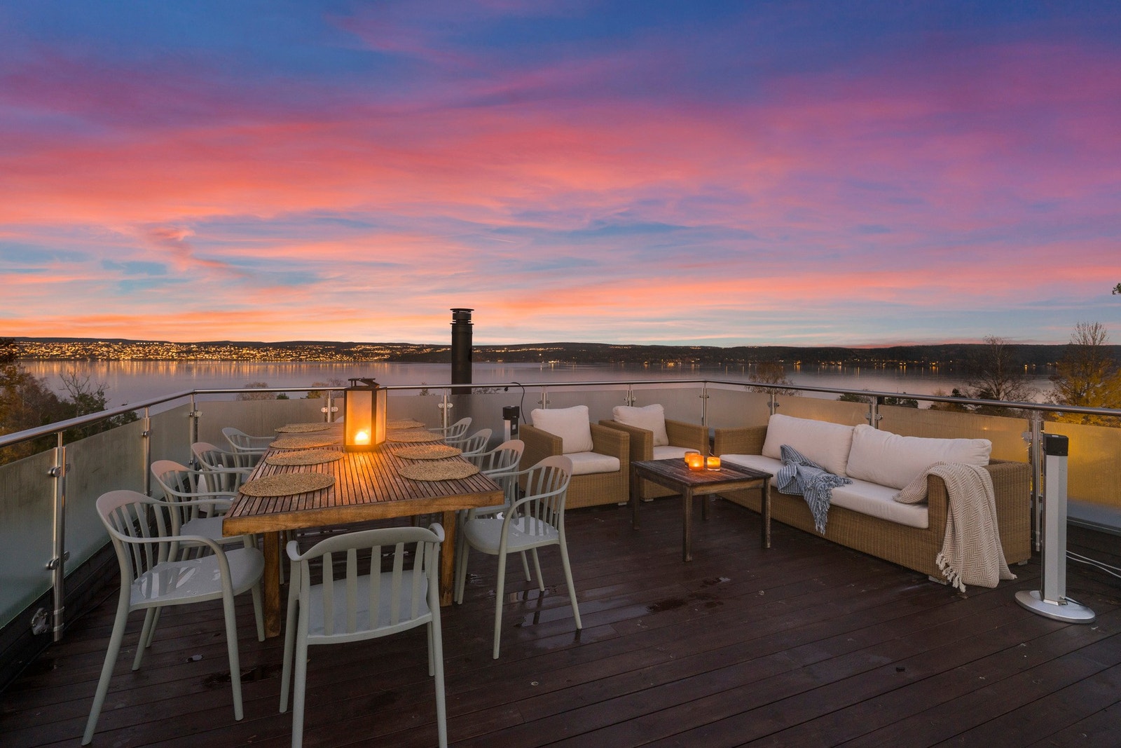 Takterrassen tilbyr plass til en rekke ulike sittegrupper, samt grill og annet øvrig møblement. Galleribilde