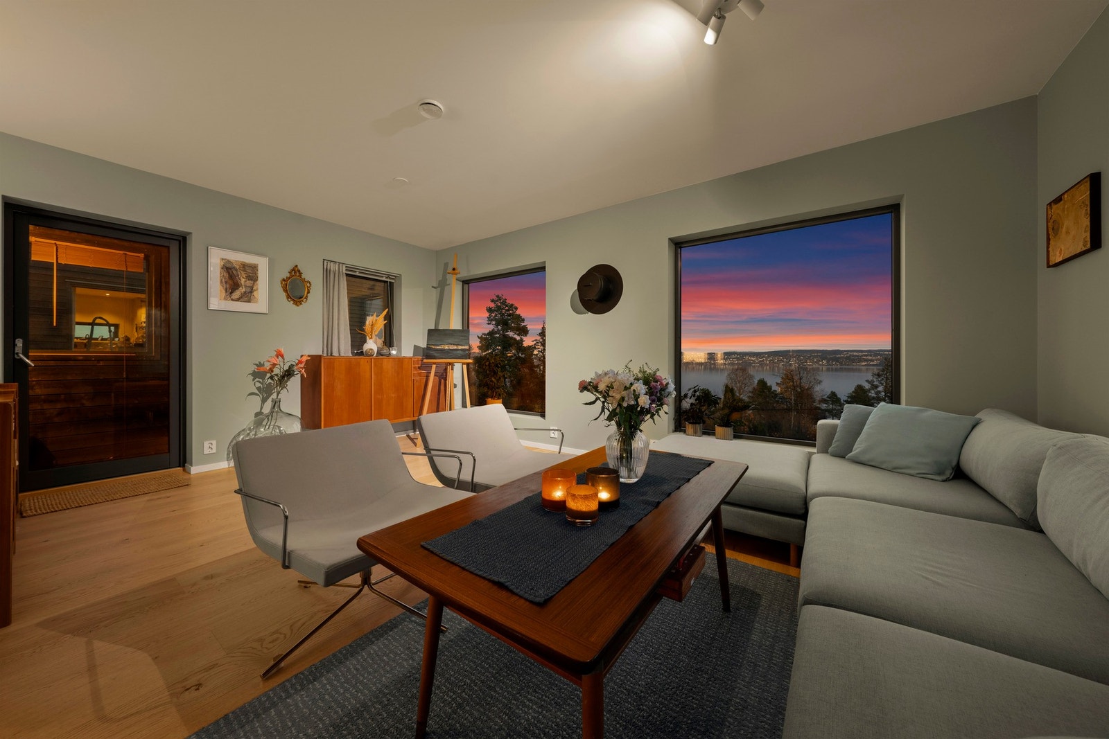 Fra stuen er det utgang til boligens takterrasse. Galleribilde