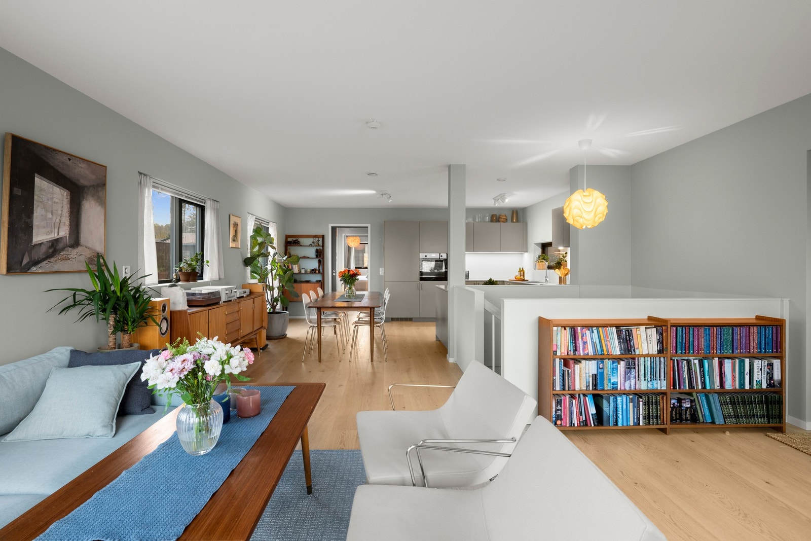 Dette flotte oppholdsrommet smelter stue og kjøkken sømløst sammen i en åpen og luftig planløsning. Galleribilde