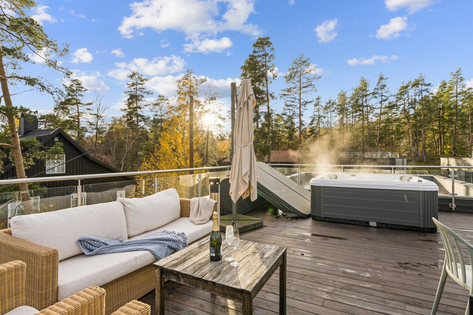 Adkomst via trapp fra 2. etasje. Galleribilde