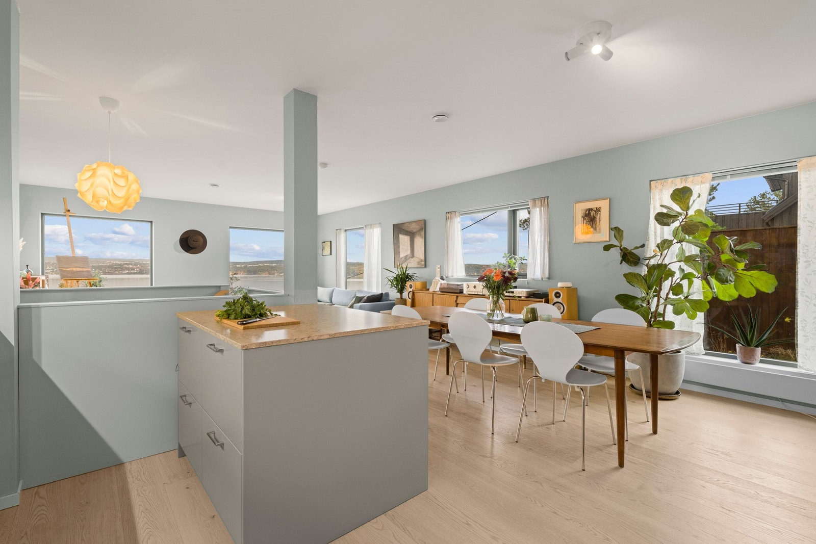 Det er rikelig med skap- og benkeplass på kjøkkenet. Galleribilde