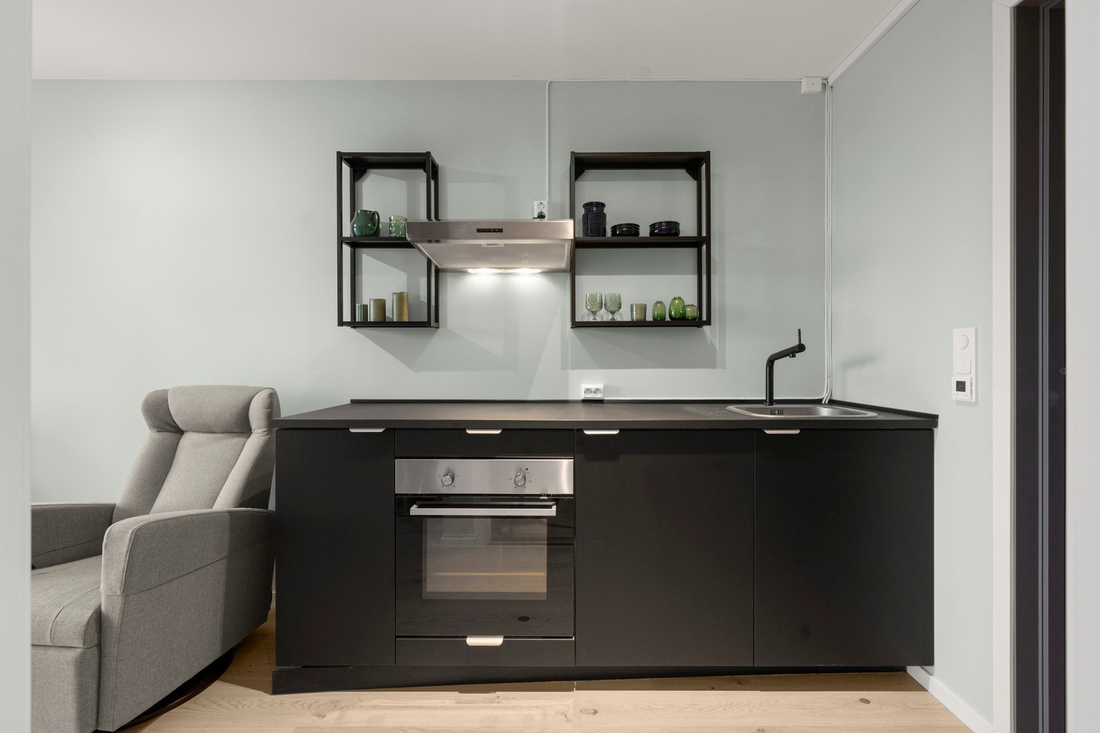 Utleiedelen har et moderne og praktisk kjøkken med innredning fra IKEA med glatte fronter og benkeplate i laminat. Kjøkkenet er utstyrt med integrert stekeovn og kjøleskap. Galleribilde