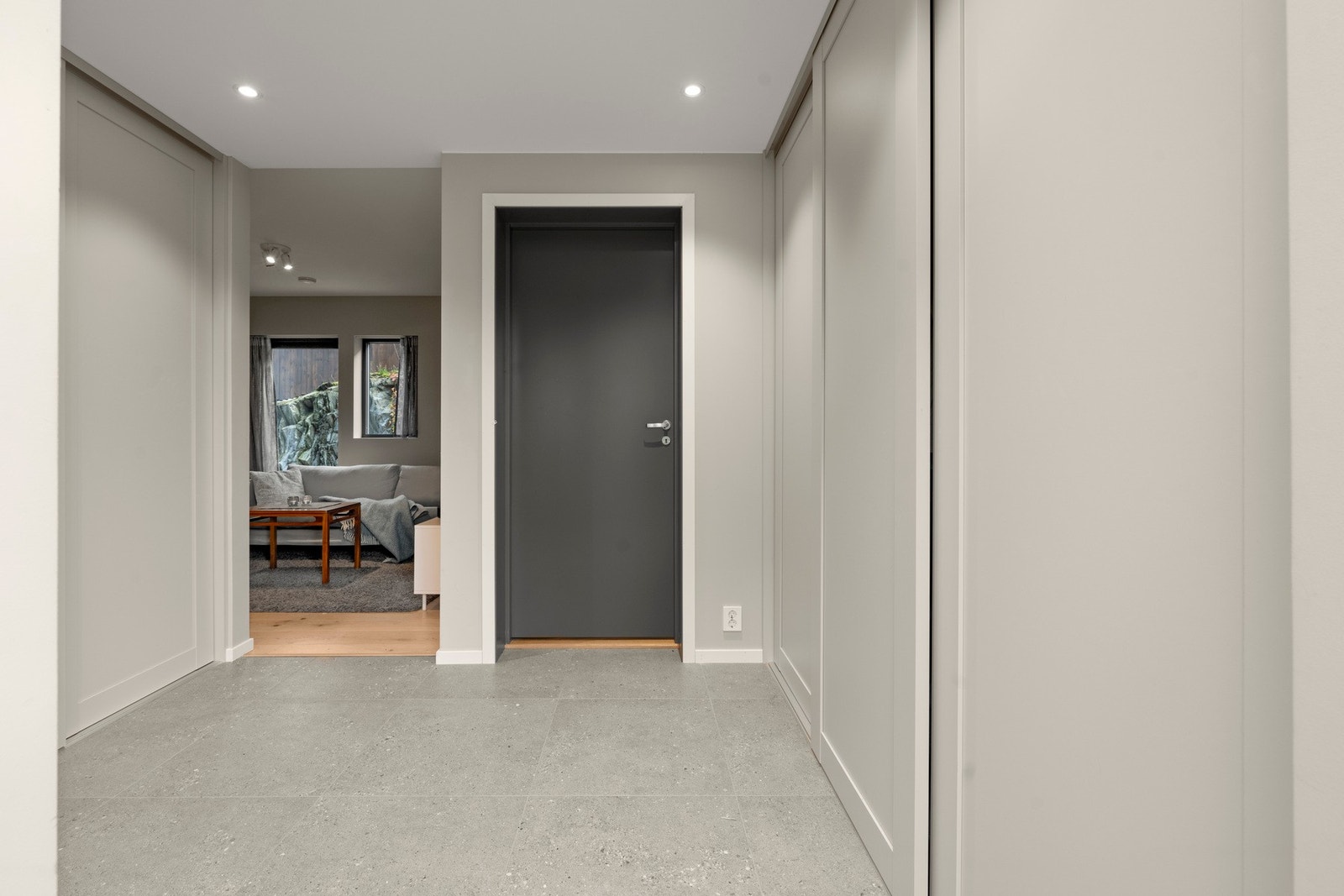 Det er rikelig med plass til oppbevaring av sko og yttertøy i stort garderobeskap. Galleribilde