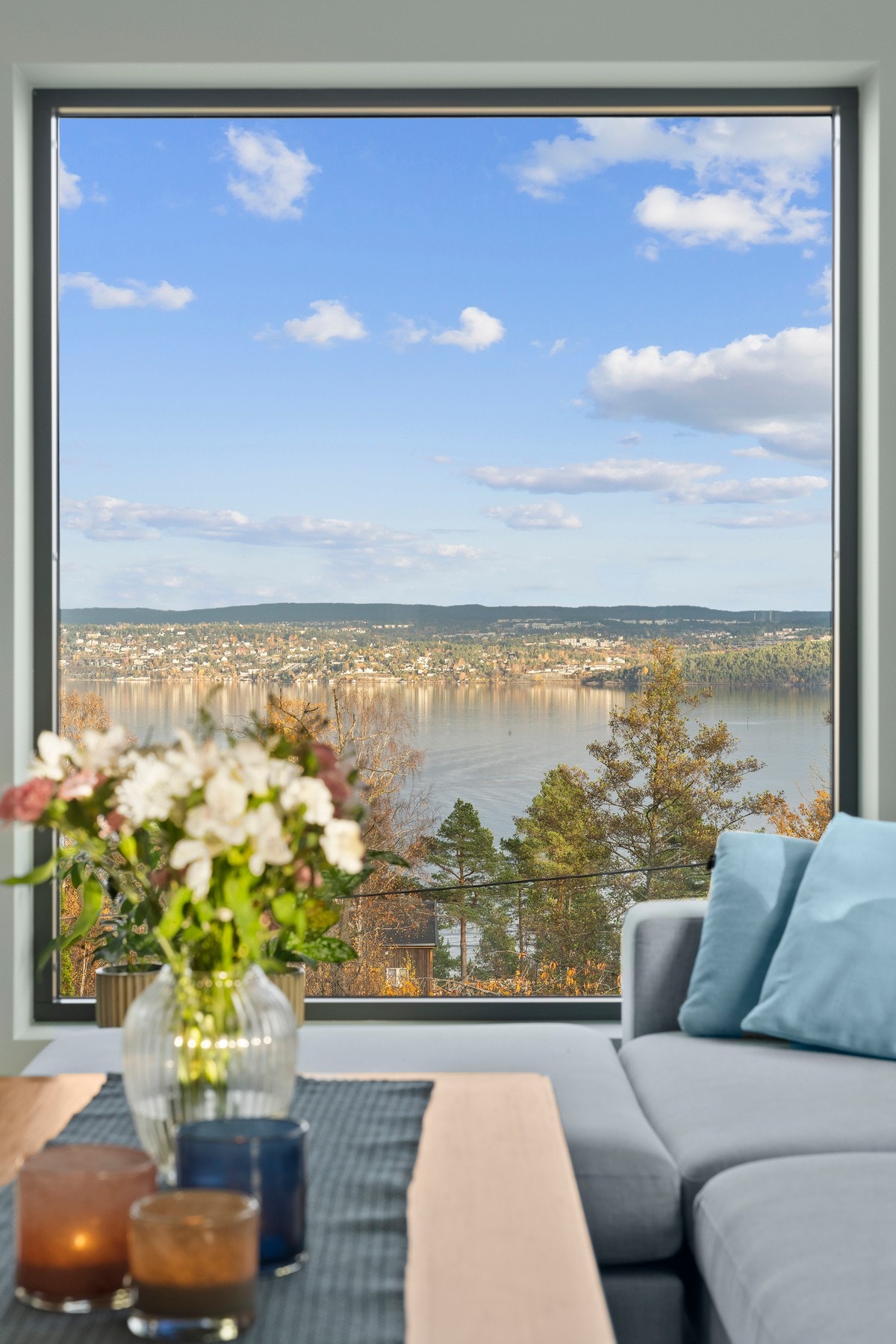 Bo i naturen med spektakulær utsikt og se fargene forandre seg med årstidene. Galleribilde