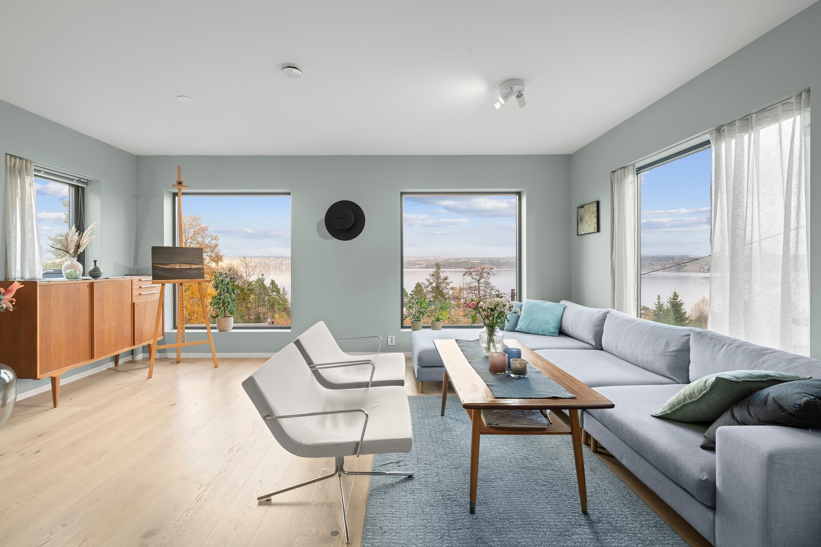 Romslig stue med god plass til sofagruppe og tilhørende møblement. Galleribilde