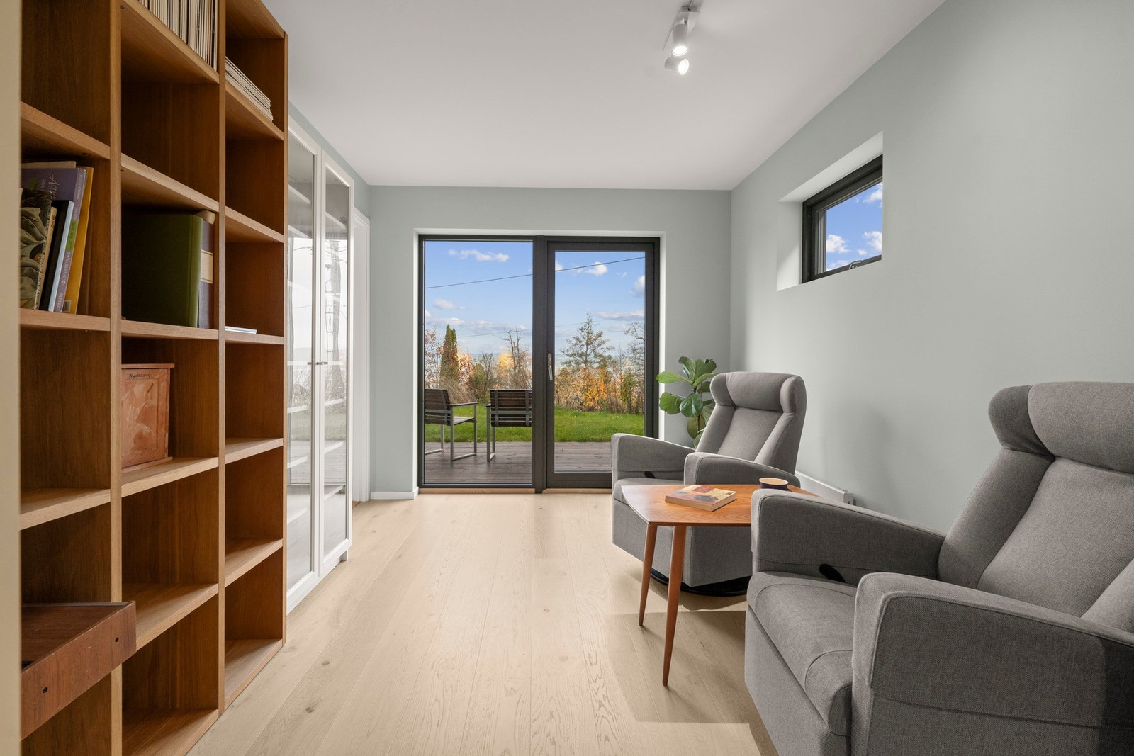 Utleiedelen tilbyr stue med kjøkkenløsning, separat soverom / kontor og utgang til hagen. Galleribilde