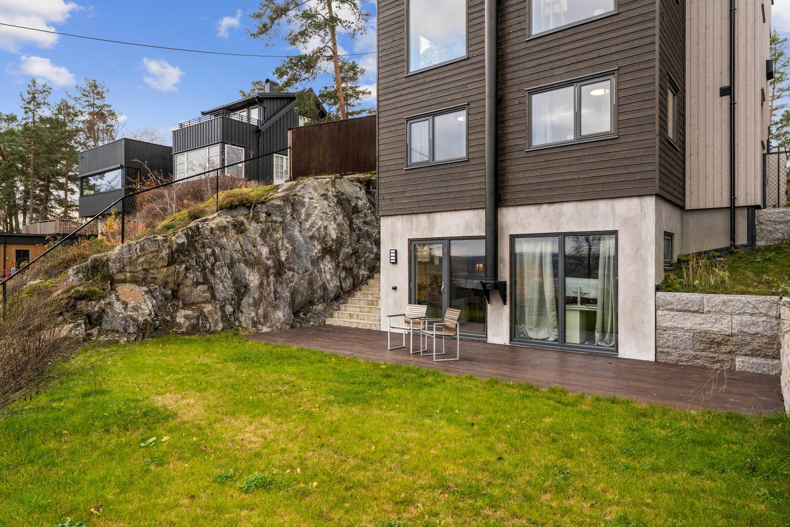 Adkomst til utleiedel fra nedsiden. Galleribilde