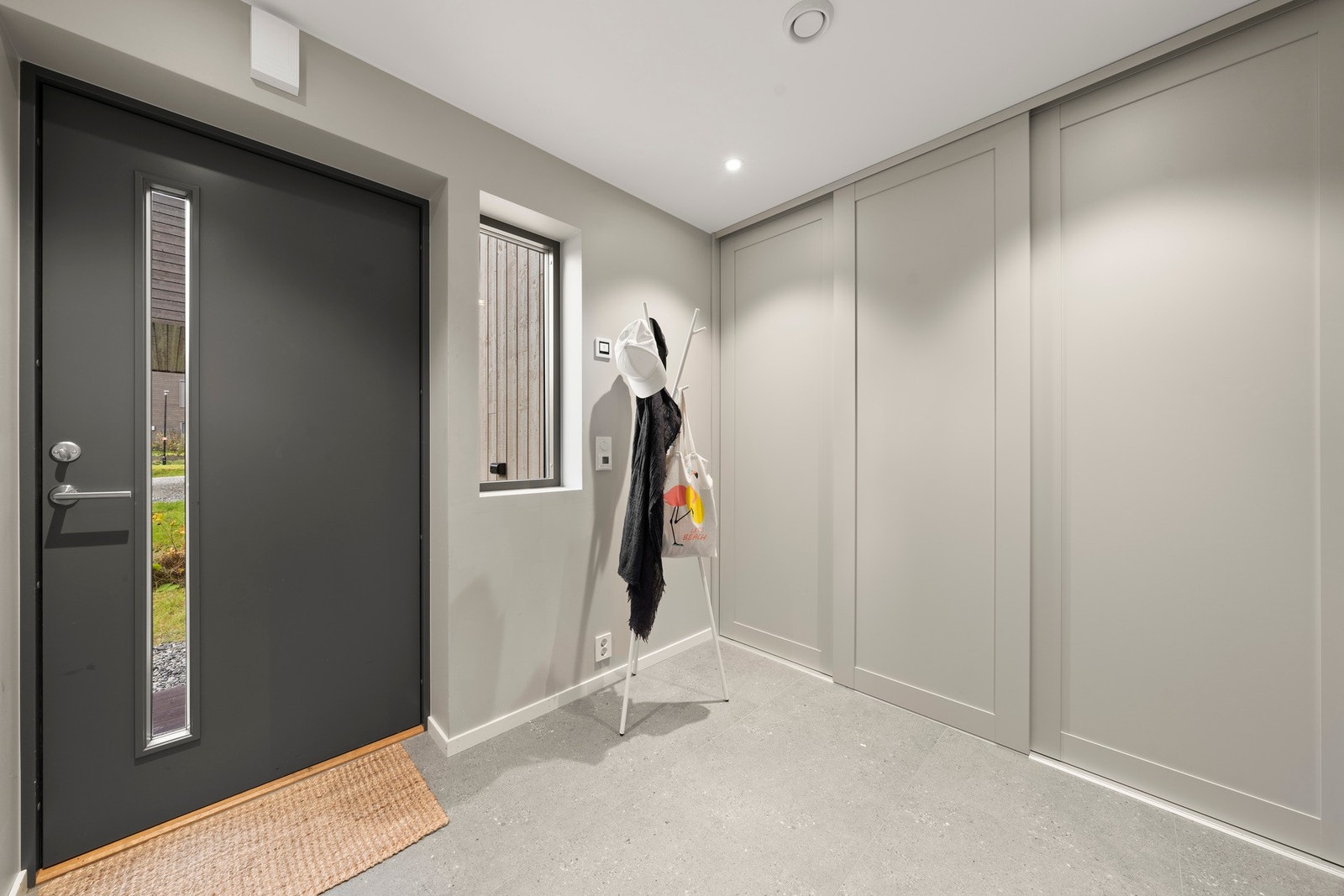 Innbydende og luftig inngangsparti utstyrt med store gulvfliser med varmekabler i gulvstøp. Galleribilde