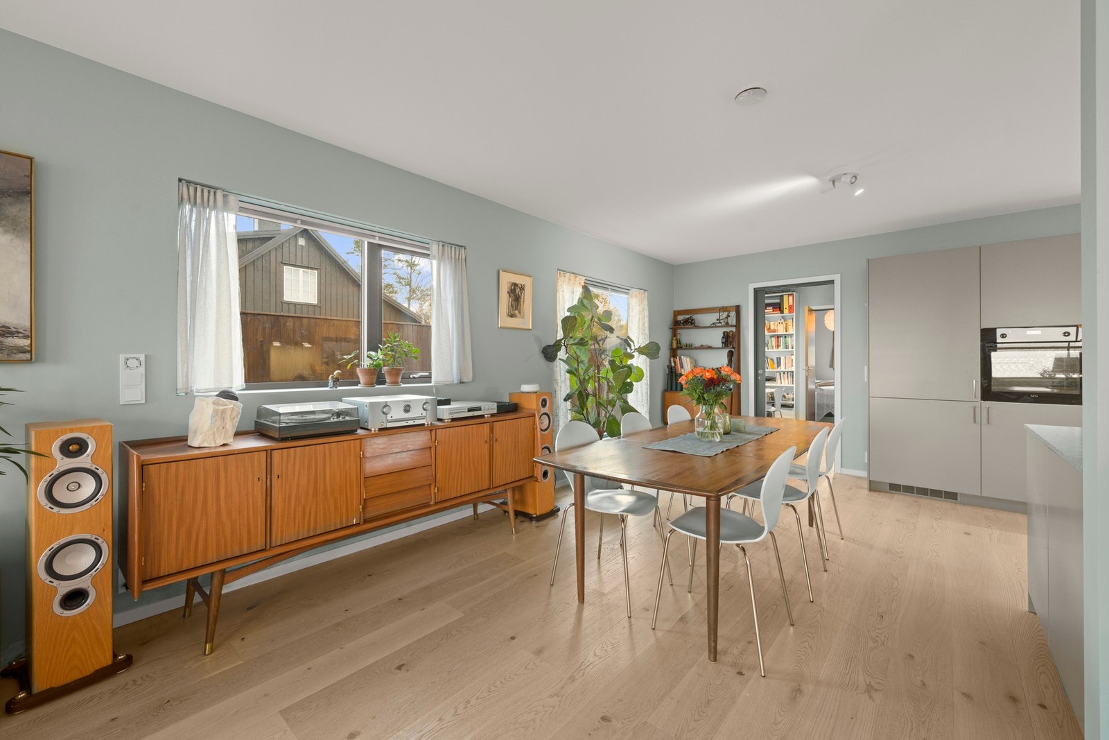 Fin plass til stort spisebord i overgangen mellom stue og kjøkken. Galleribilde